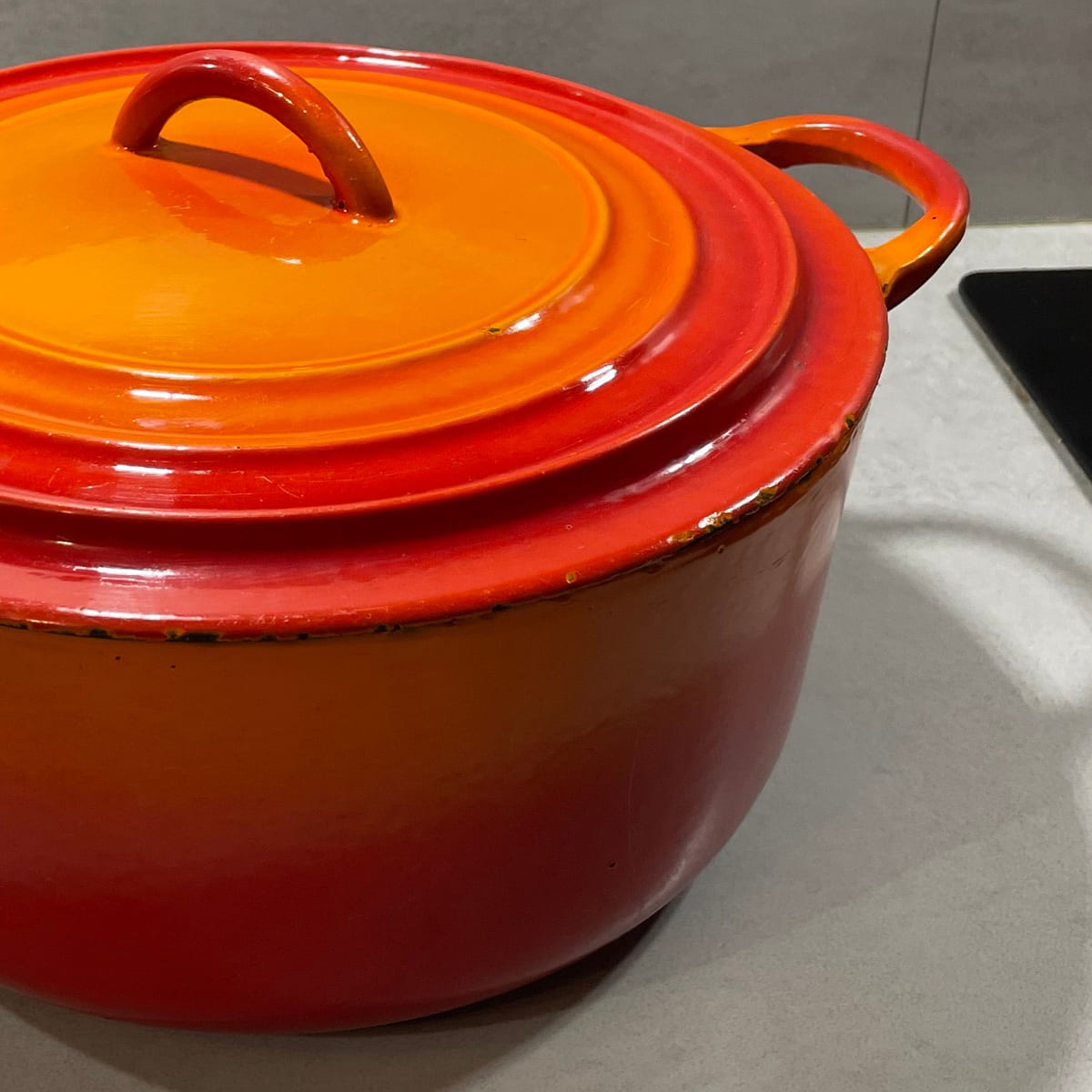 Integral circular cast-iron lid handle and loop side handle on an early Le Creuset cocotte