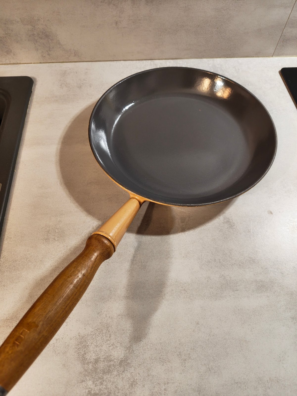 Le Creuset Cast Iron Pan – Wooden (Teak) Handle – Made in France — photo 7