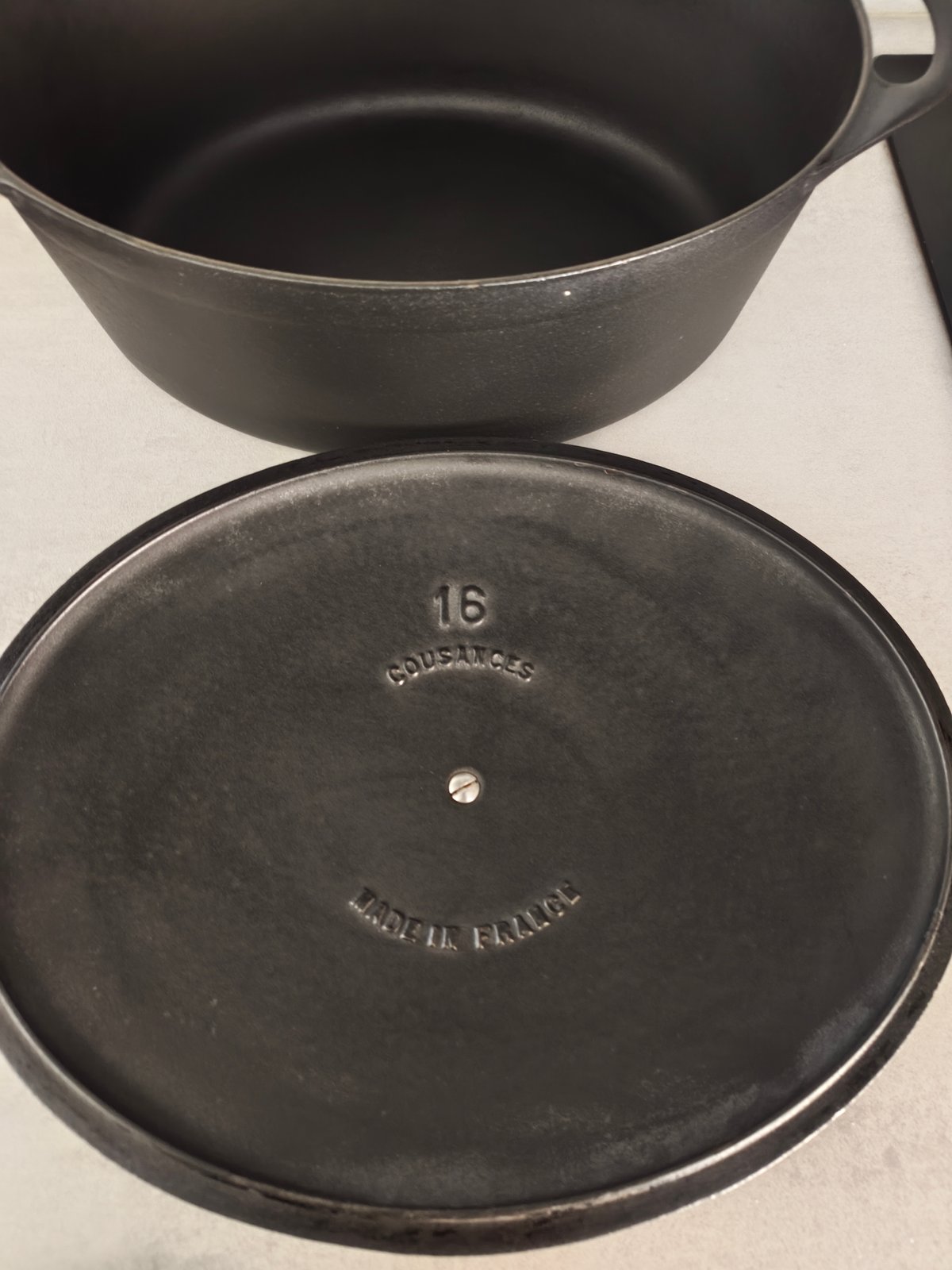 Le Creuset / Cousances – Cast Iron Casserole Dish – Model 16 – Vintage – Black — photo 8