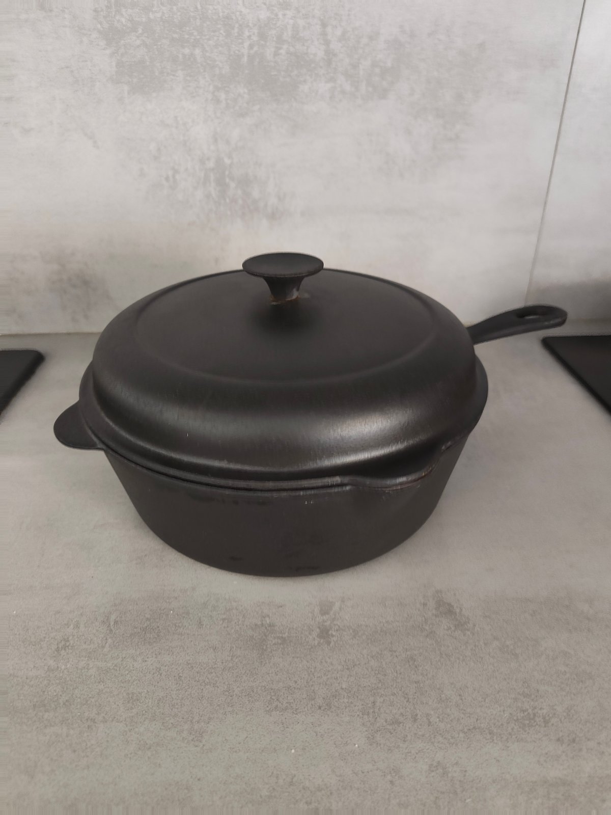 Le Creuset – Enameled Cast Iron Sauté Pan with Pouring Spouts – Model No. 23 — photo 4