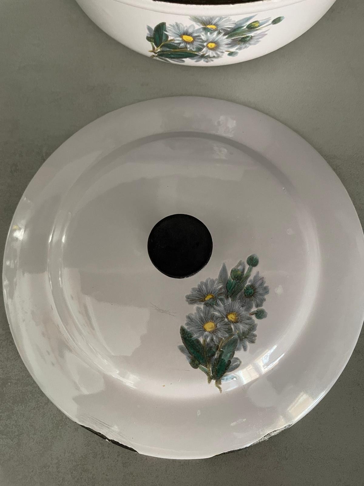 Rare Vintage Le Creuset White Enamel Cast Iron Cocotte with Floral Pattern — photo 7