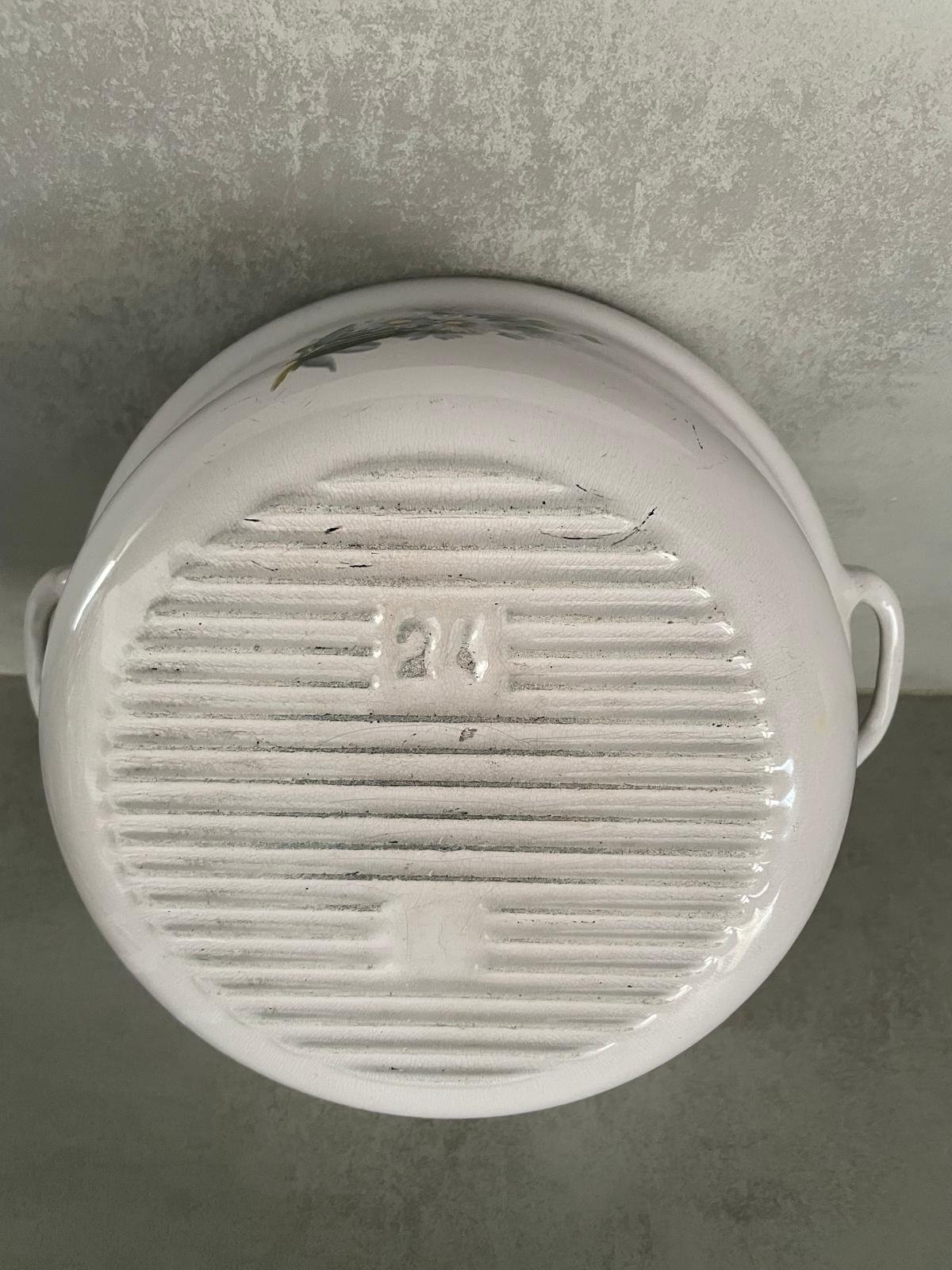 Rare Vintage Le Creuset White Enamel Cast Iron Cocotte with Floral Pattern — photo 8