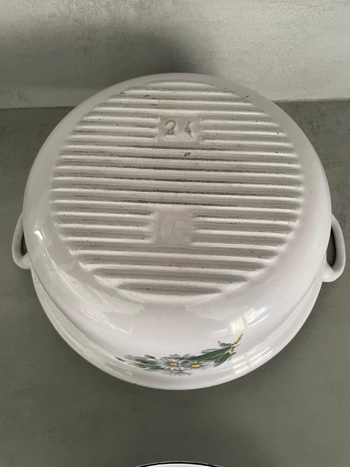 Rare Vintage Le Creuset White Enamel Cast Iron Cocotte with Floral Pattern — photo 9