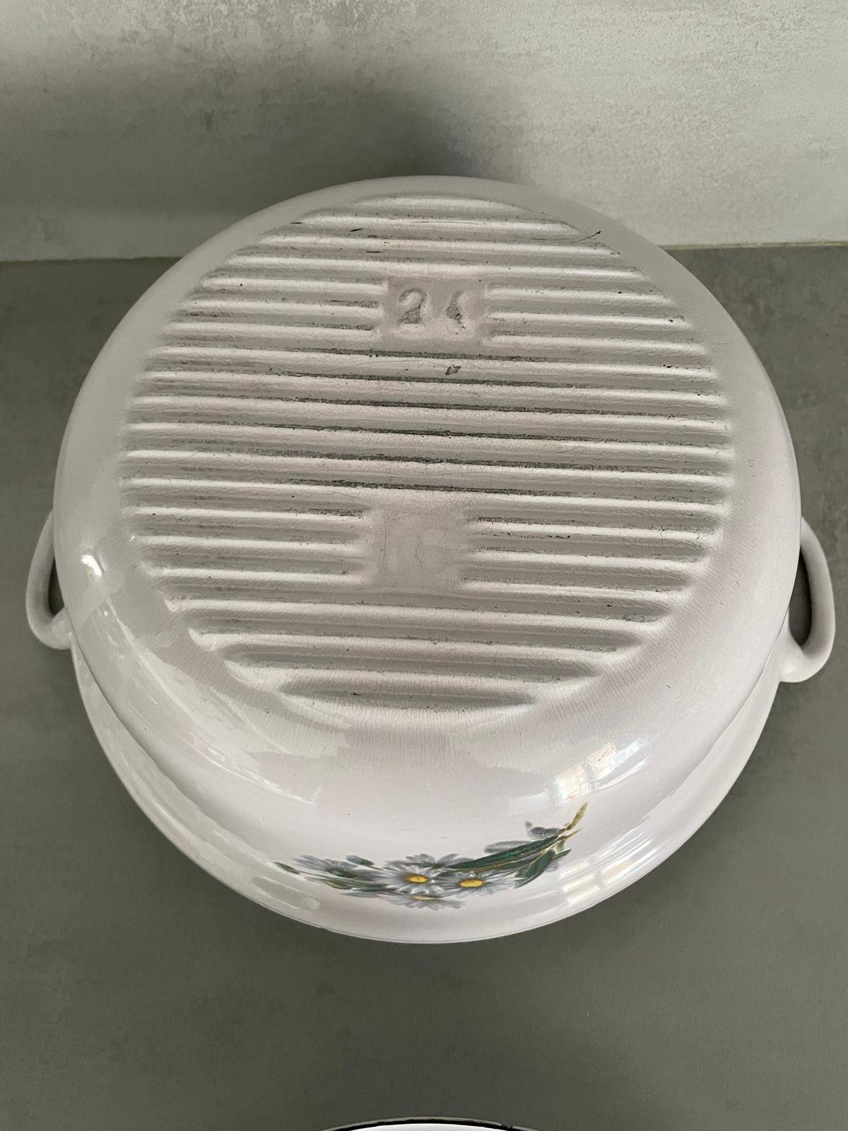 Rare Vintage Le Creuset White Enamel Cast Iron Cocotte with Floral Pattern — photo 10