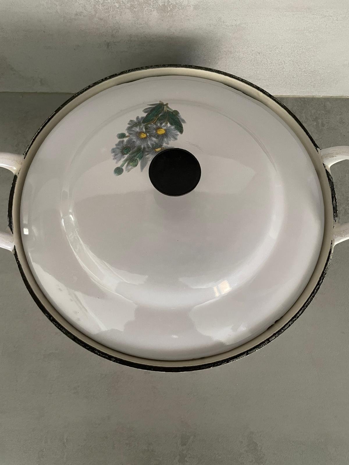 Rare Vintage Le Creuset White Enamel Cast Iron Cocotte with Floral Pattern — photo 12