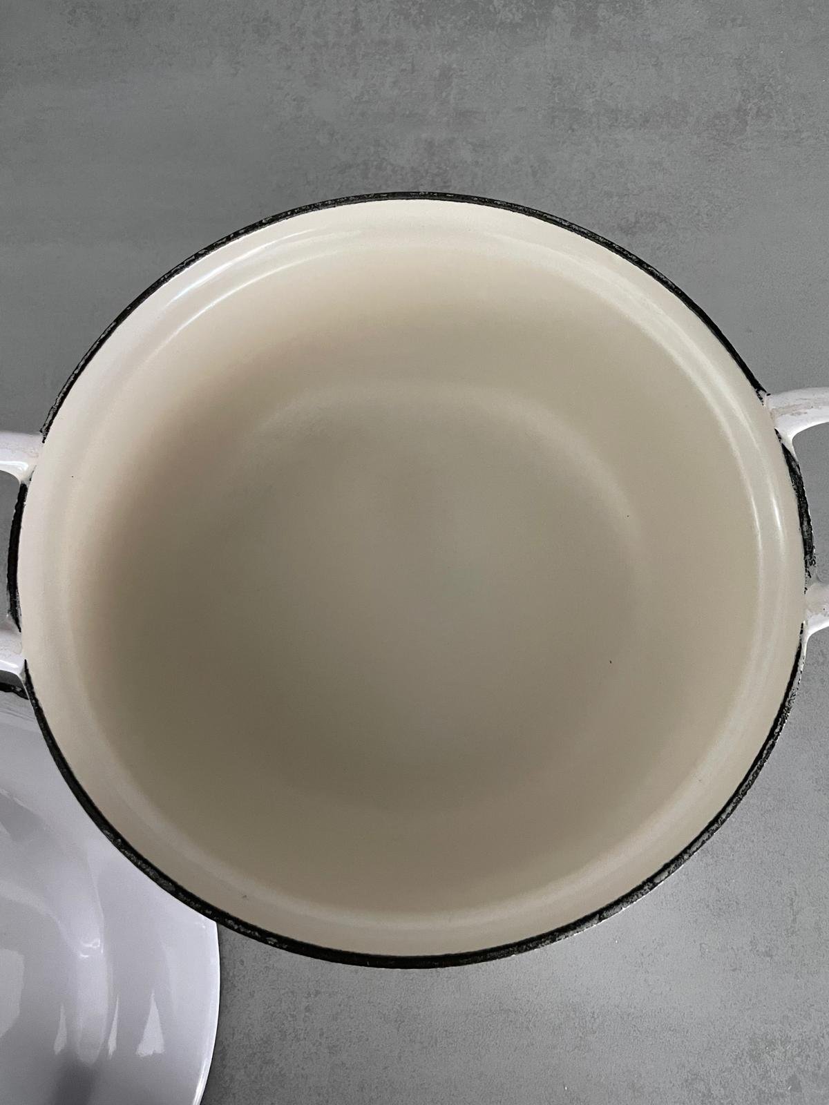 Rare Vintage Le Creuset White Enamel Cast Iron Cocotte with Floral Pattern — photo 23
