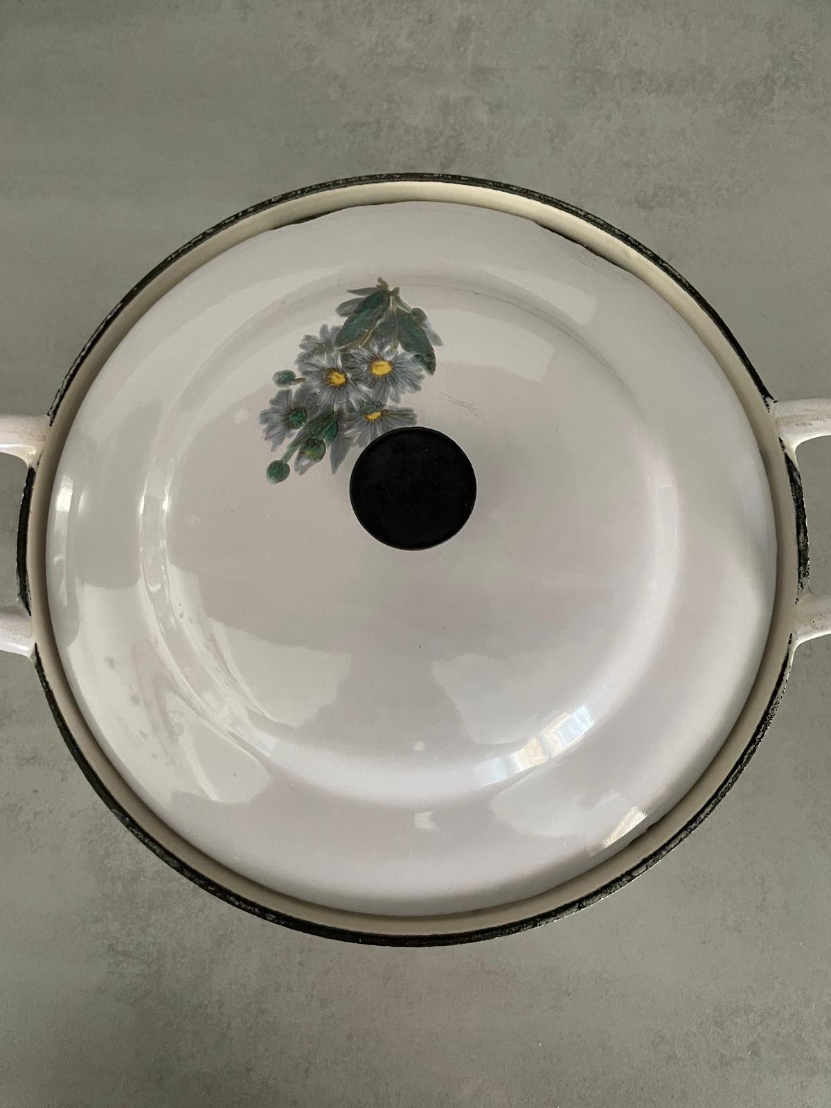 Rare Vintage Le Creuset White Enamel Cast Iron Cocotte with Floral Pattern — photo 24