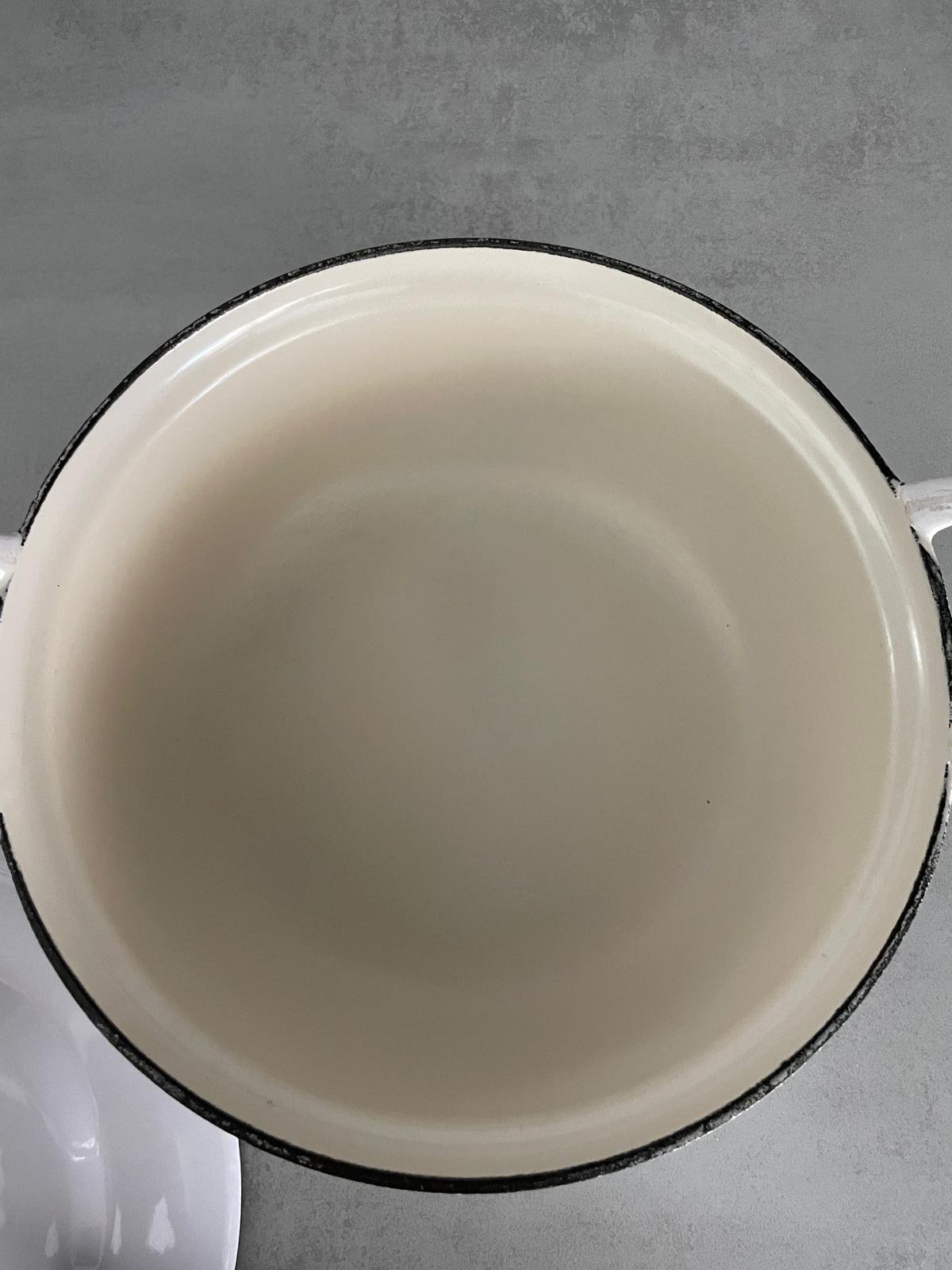 Rare Vintage Le Creuset White Enamel Cast Iron Cocotte with Floral Pattern — photo 25