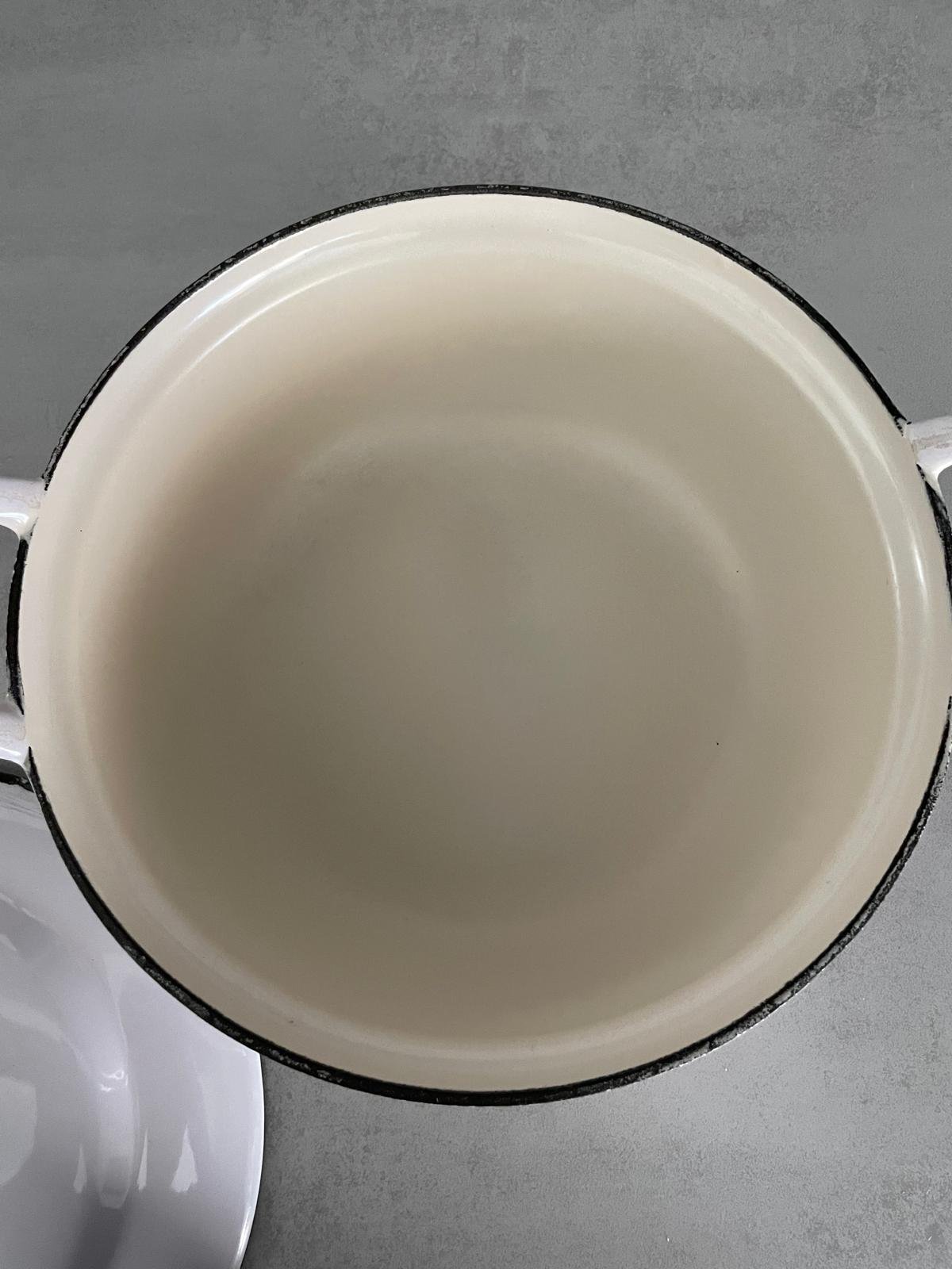 Rare Vintage Le Creuset White Enamel Cast Iron Cocotte with Floral Pattern — photo 29