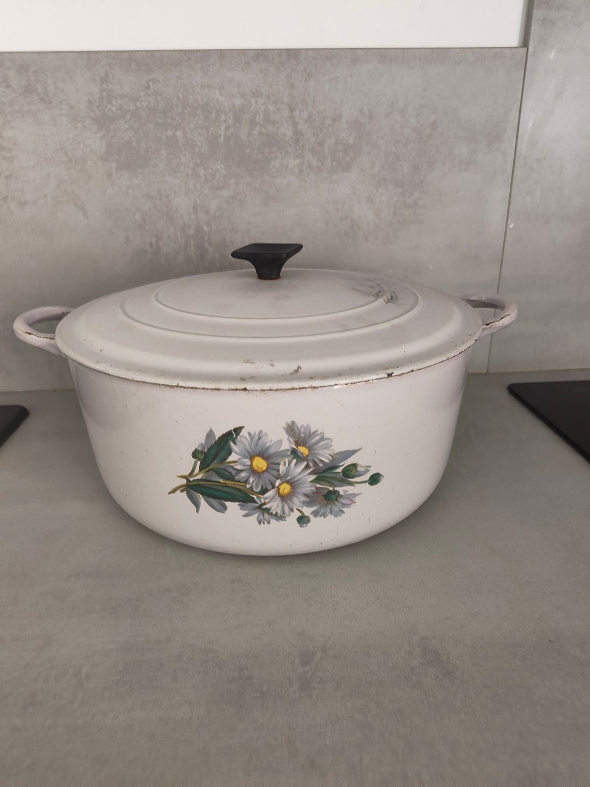 Vintage Le Creuset Cast Iron Cocotte – Rare Floral Daisy Design – Made in France
