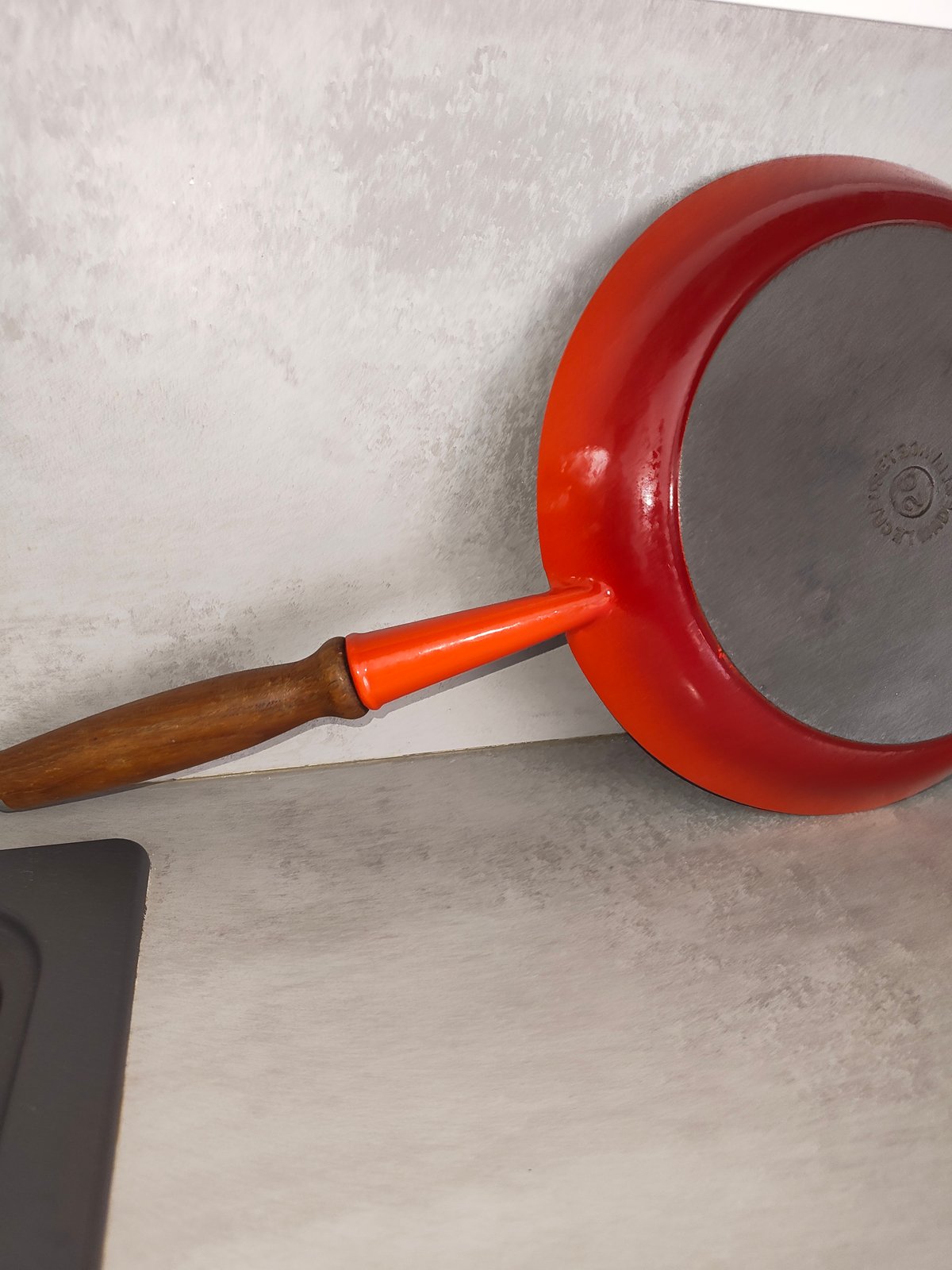 Vintage Le Creuset Cast Iron Skillet / Frying Pan – Flame Red – Wooden Handle – Made in France — photo 2