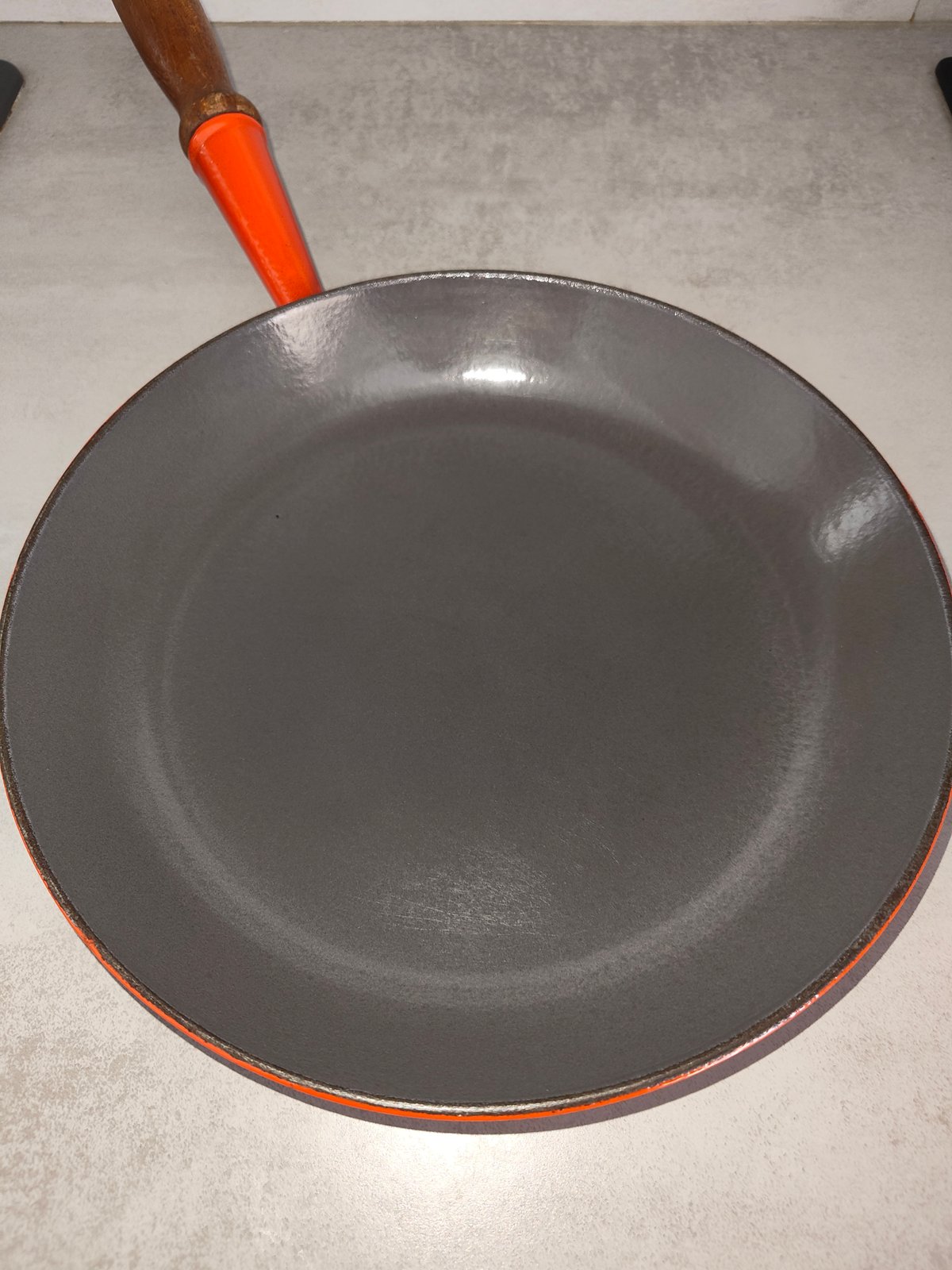 Vintage Le Creuset Cast Iron Skillet / Frying Pan – Flame Red – Wooden Handle – Made in France — photo 4
