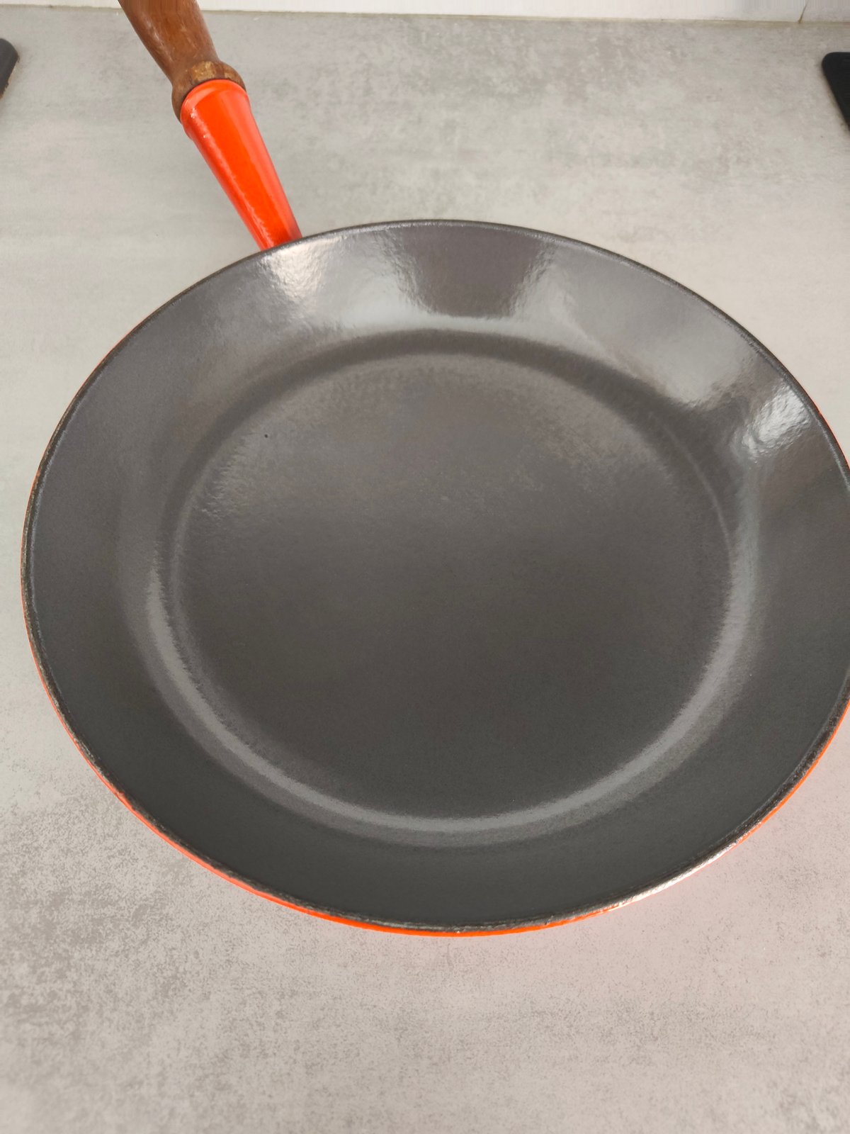 Vintage Le Creuset Cast Iron Skillet / Frying Pan – Flame Red – Wooden Handle – Made in France — photo 5