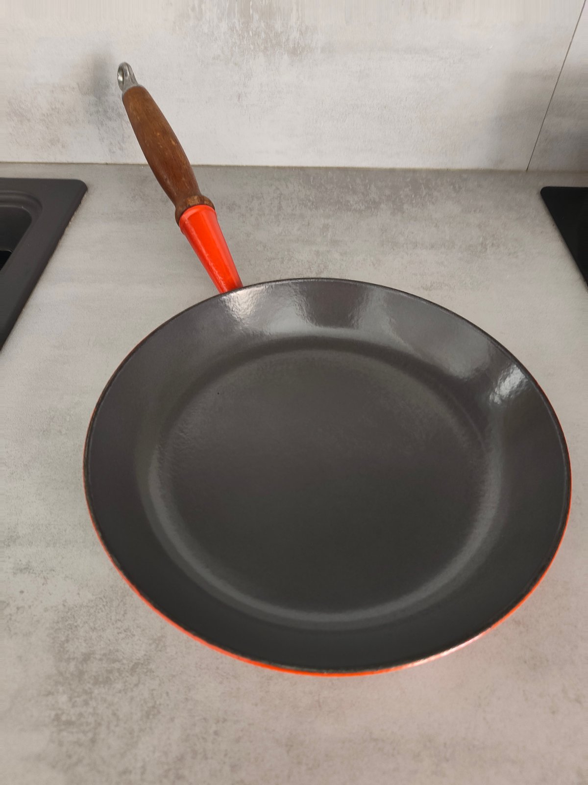 Vintage Le Creuset Cast Iron Skillet / Frying Pan – Flame Red – Wooden Handle – Made in France — photo 7