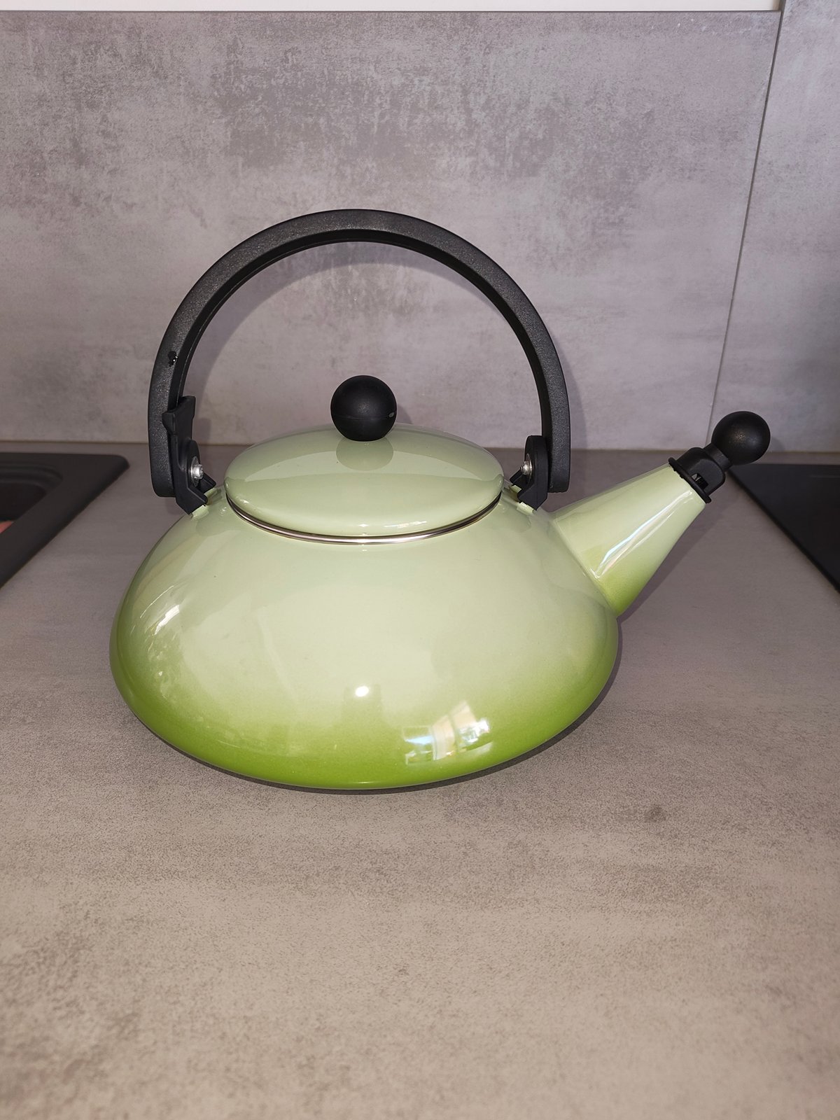 Vintage Le Creuset Enamel Kettle – Soft Green / Lime Gradient – 1.5L