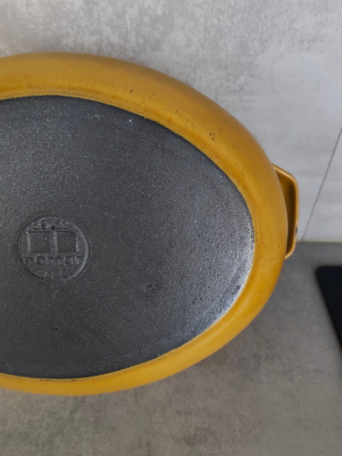 Vintage Nomar Cast Iron Cocotte – Rare French Enamel Oval Dutch Oven – Staub Group – 1970s Floral Design — photo 3