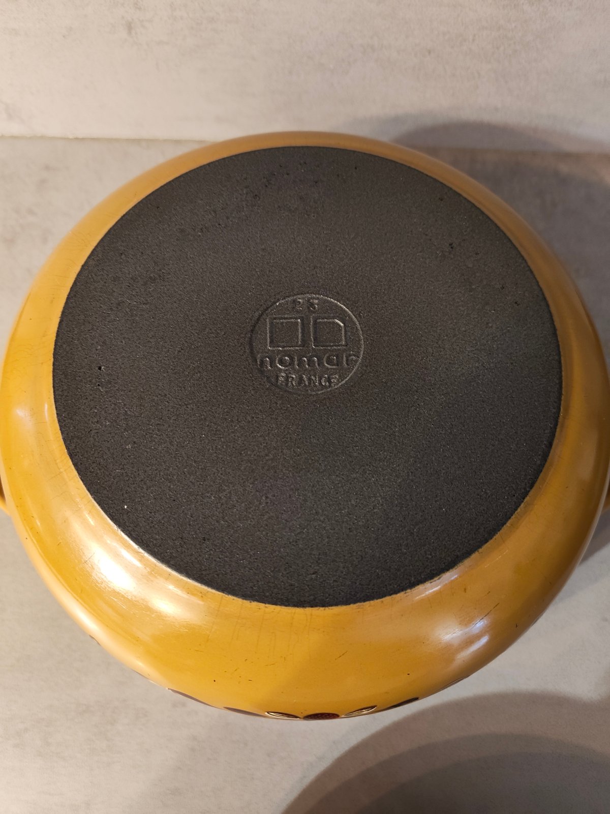 Vintage Nomar Cast Iron Cocotte – Rare Round French Dutch Oven – Staub Group – 1970s Floral Enamel — photo 2