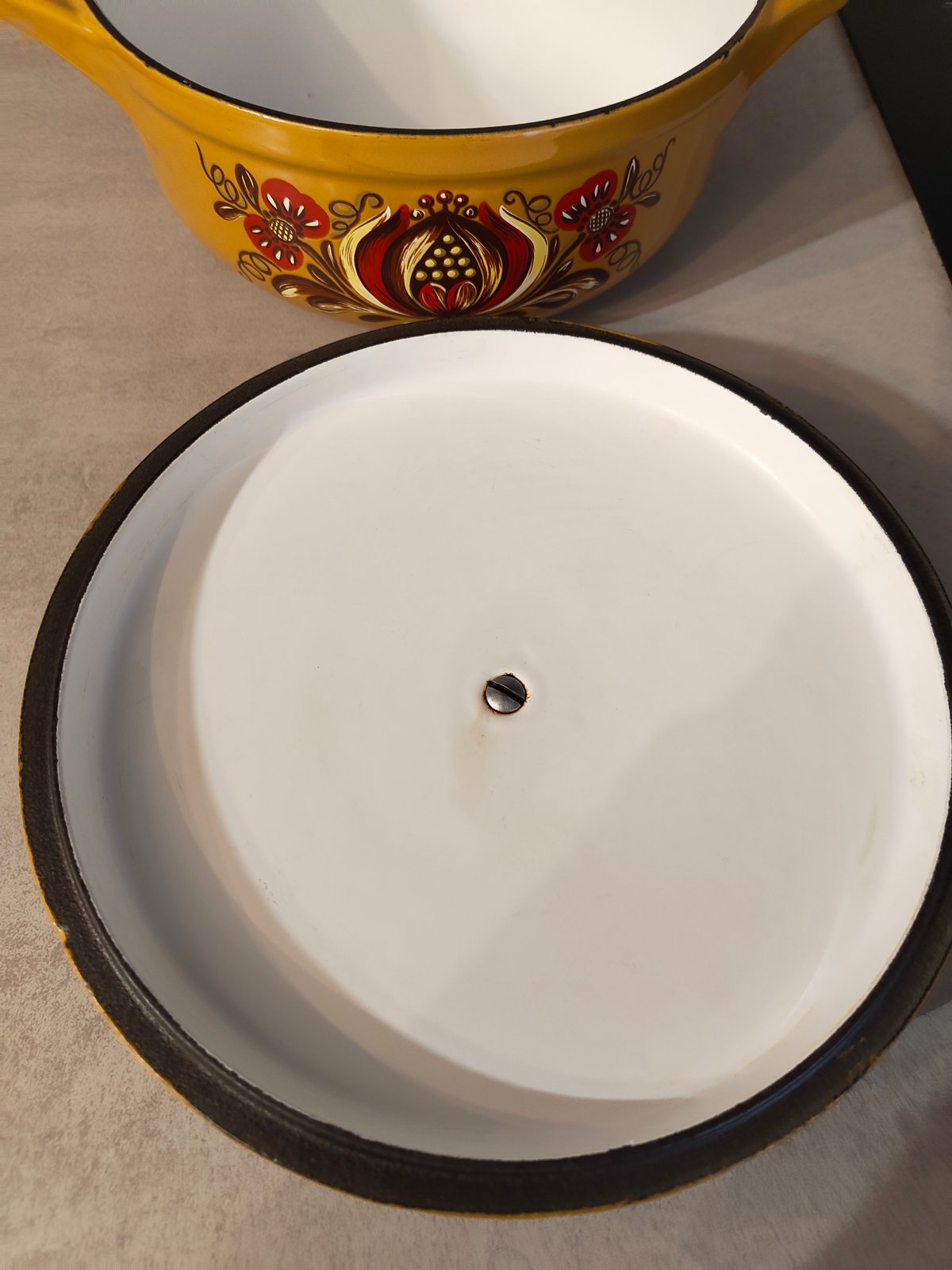Vintage Nomar Cast Iron Cocotte – Rare Round French Dutch Oven – Staub Group – 1970s Floral Enamel — photo 10