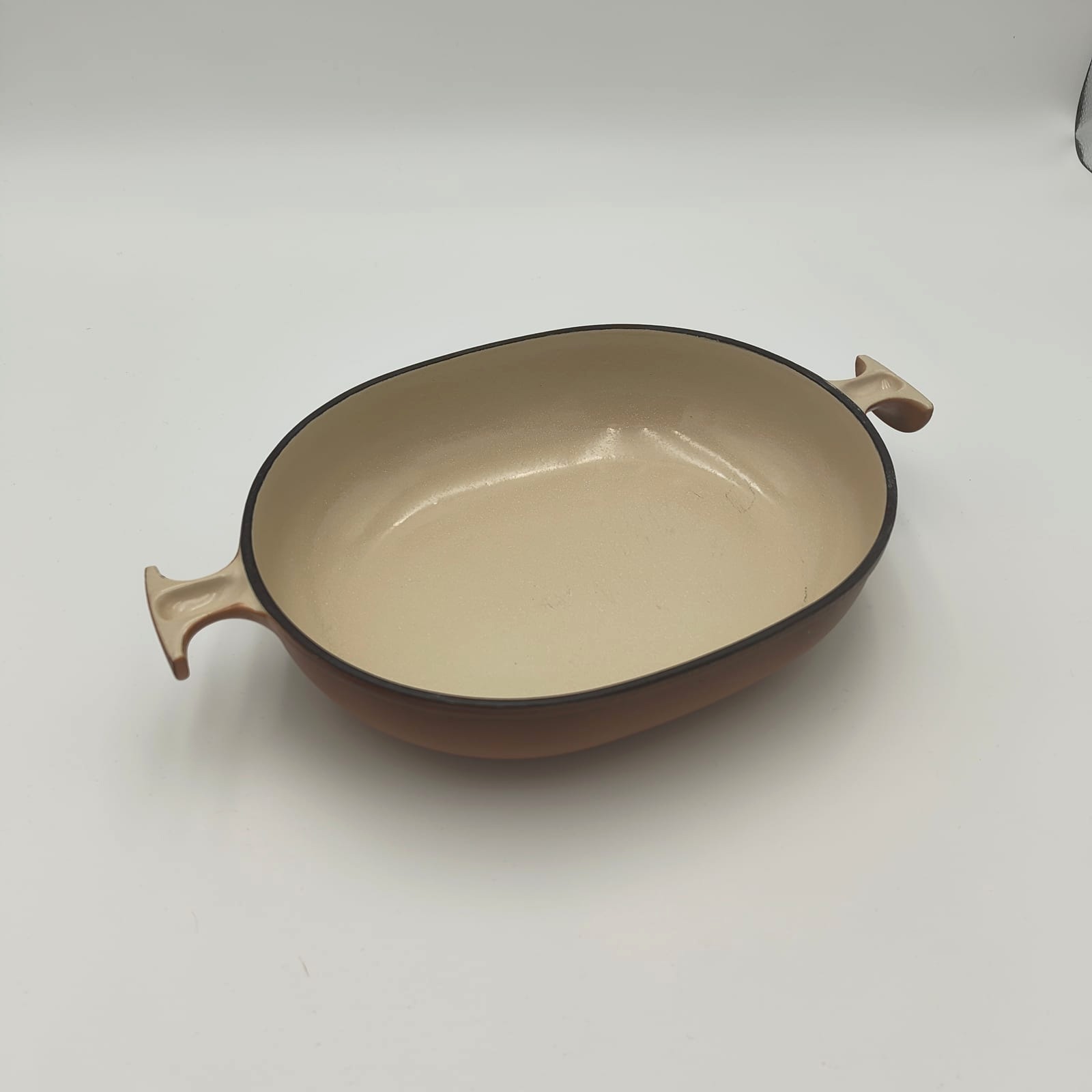 Enzo Mari Mama oval serving dish for Le Creuset in caramel-brown enamelled cast iron with T-shaped handles